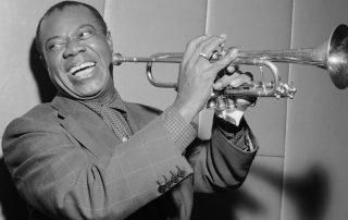 img-louis-armstrong-biographie-discographie-jazz-trompette-Nouvelle-Orléans-blues-improvisation-crooner-radio