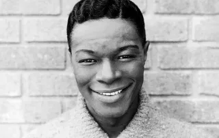 img-nat-king-cole-biographie-discographie-mort-carrière-musicale-crooner-jazz-pianniste-l-o-v-e-unforgettable-crooner-radio