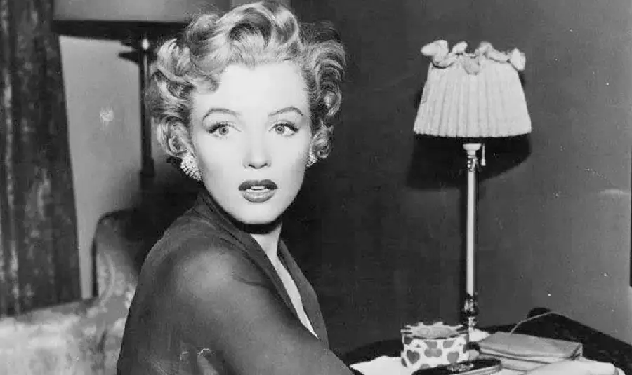 29-05-24-marylin-monroe-biographie-actrice-mannequin-glamour-chanteuse-croonerradio